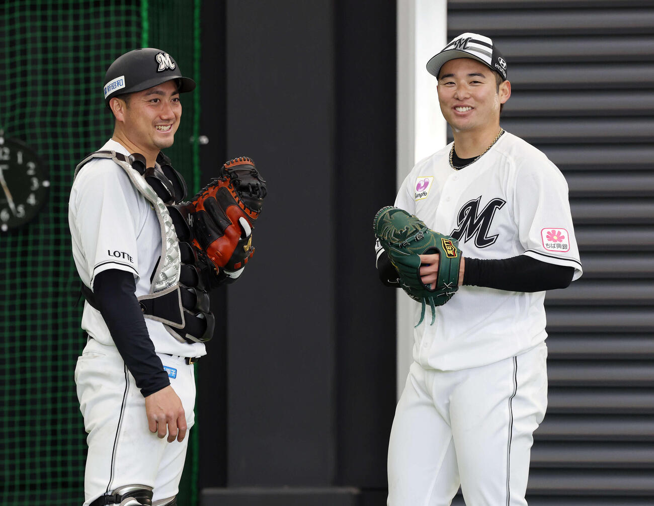 ブルペンを終えロッテ植田（左）と笑顔で話す横山（撮影・宮地輝）