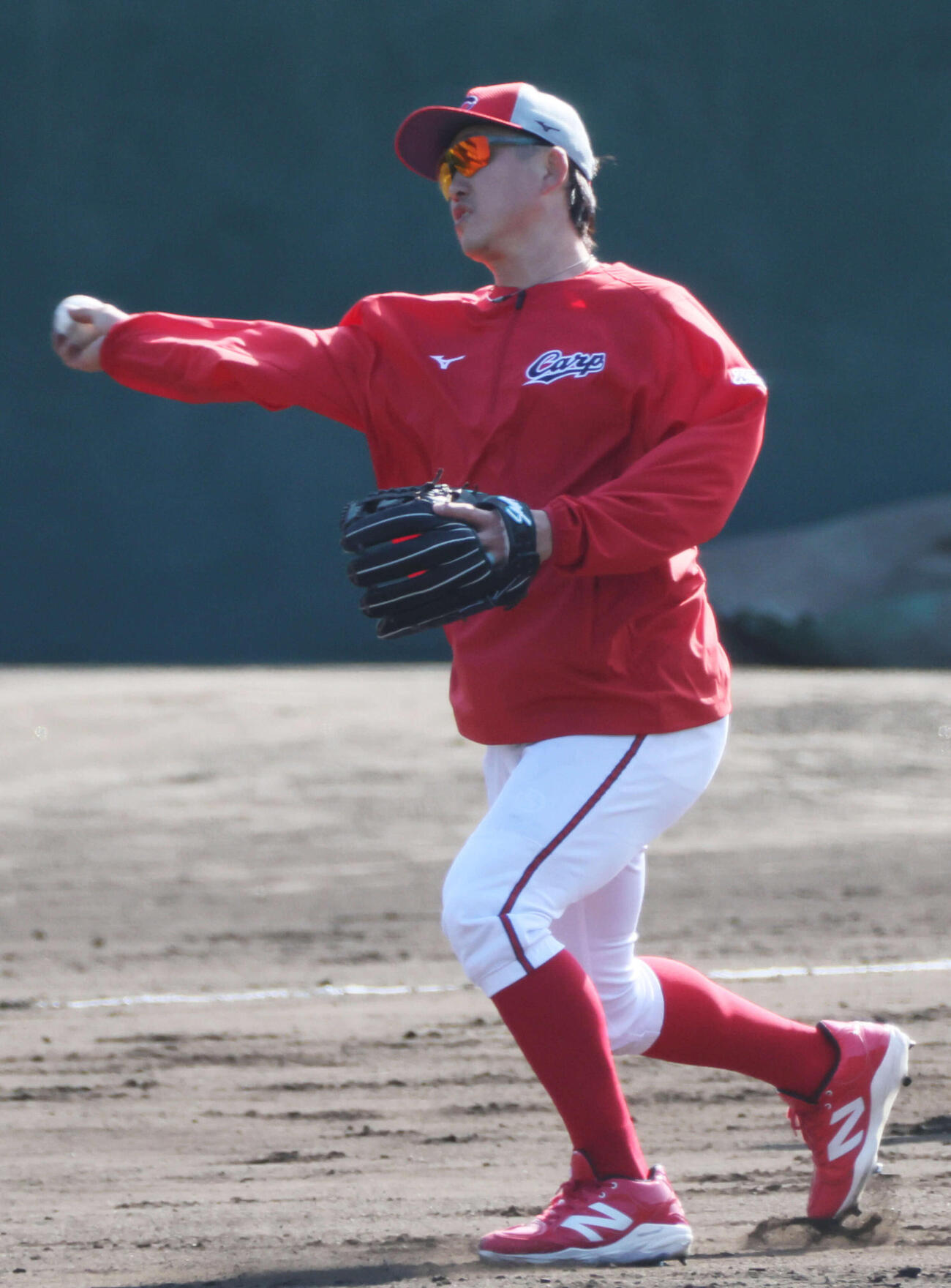 ノックを受ける広島小園（撮影・加藤孝規）