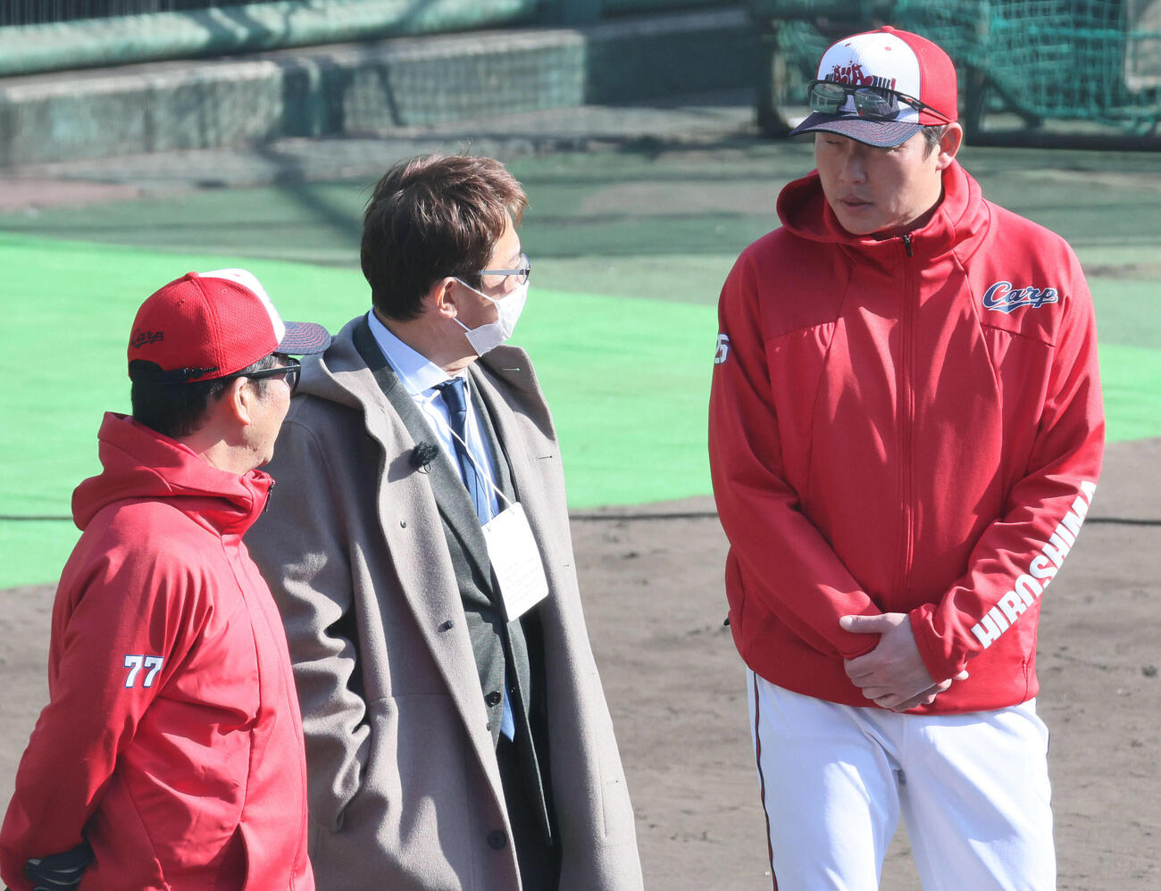 古田敦也氏と話し合う広島新井監督（右）。左は藤井ヘッドコーチ（撮影・加藤孝規）