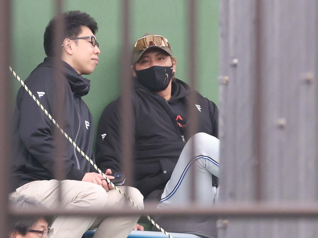紅白戦をスタンドで見る新庄監督（撮影・黒川智章）