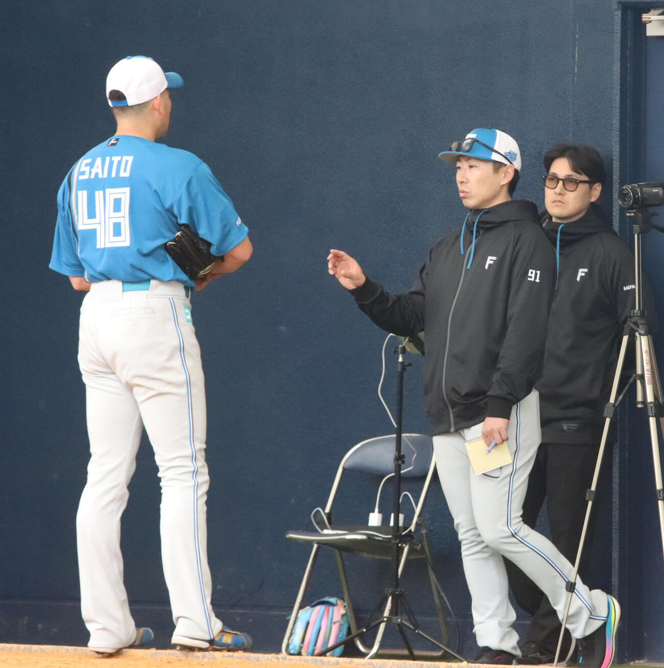 金子投手コーディネーター（右）と話す日本ハム斎藤（撮影・永野高輔）