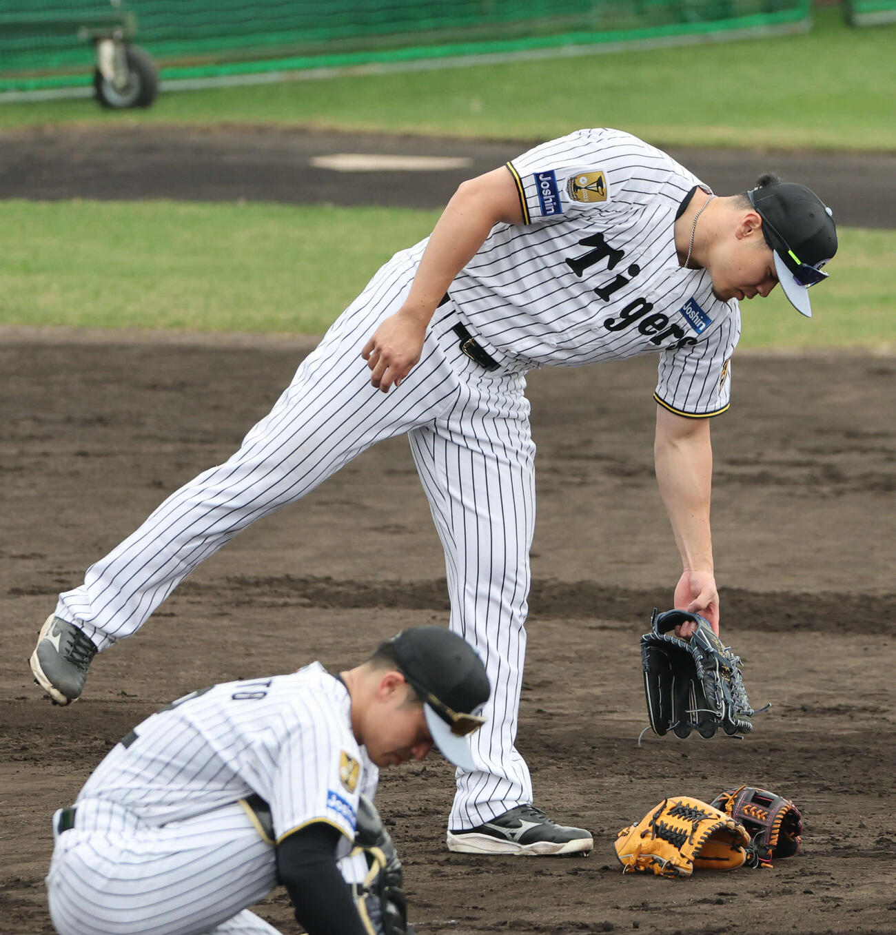 シートノックにグラブを3つ持参して参加する阪神佐藤（撮影・西尾就之）
