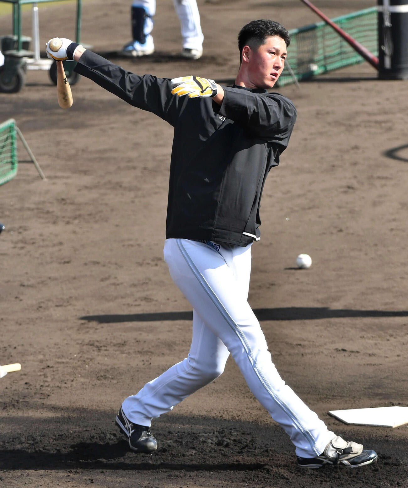 ロングティーを行うソフトバンク秋広（撮影・岩下翔太）