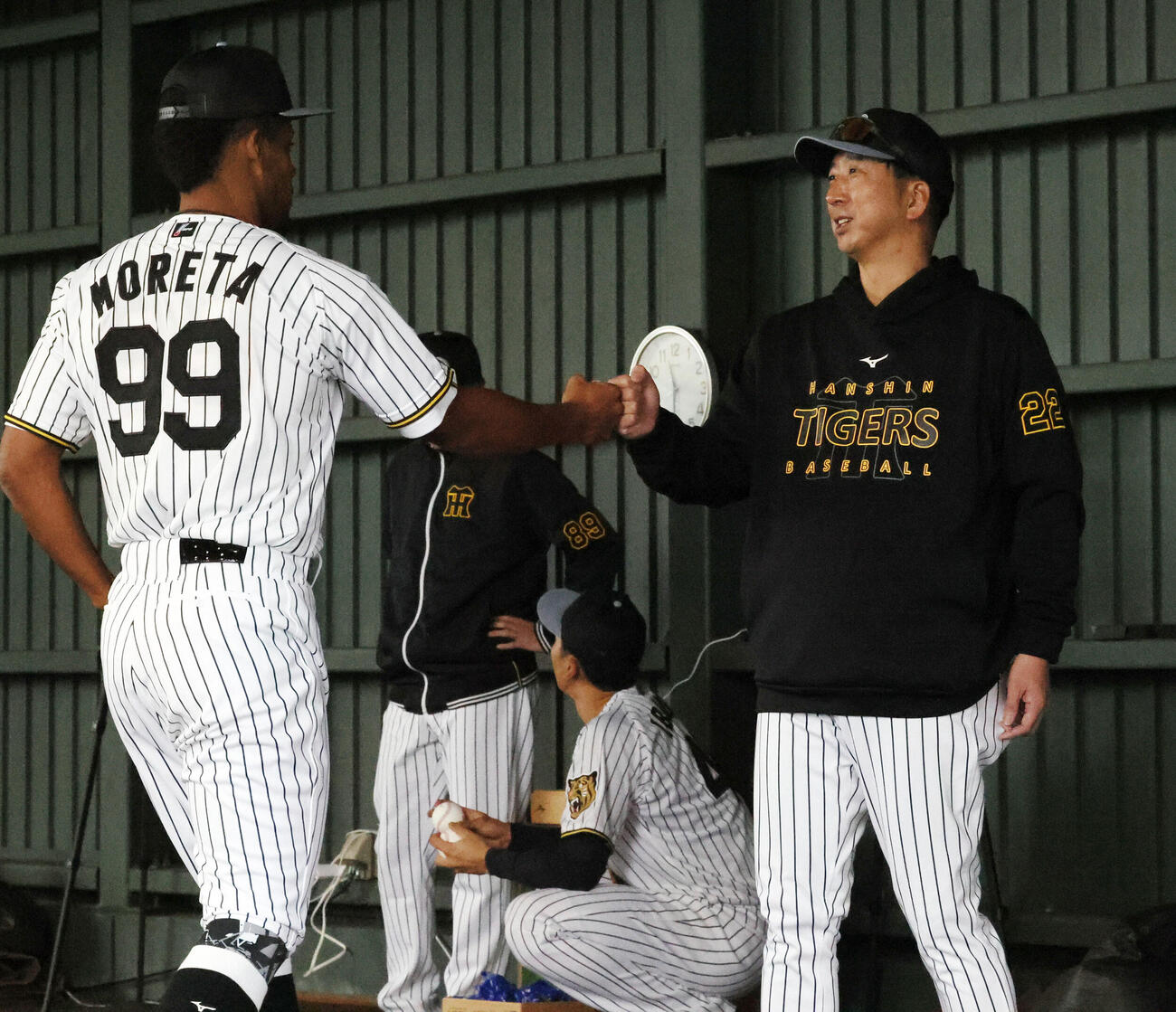 ブルペンでの投球練習を終えた阪神ダウリ・モレッタ（左）とグータッチする藤川球児監督（撮影・加藤哉）