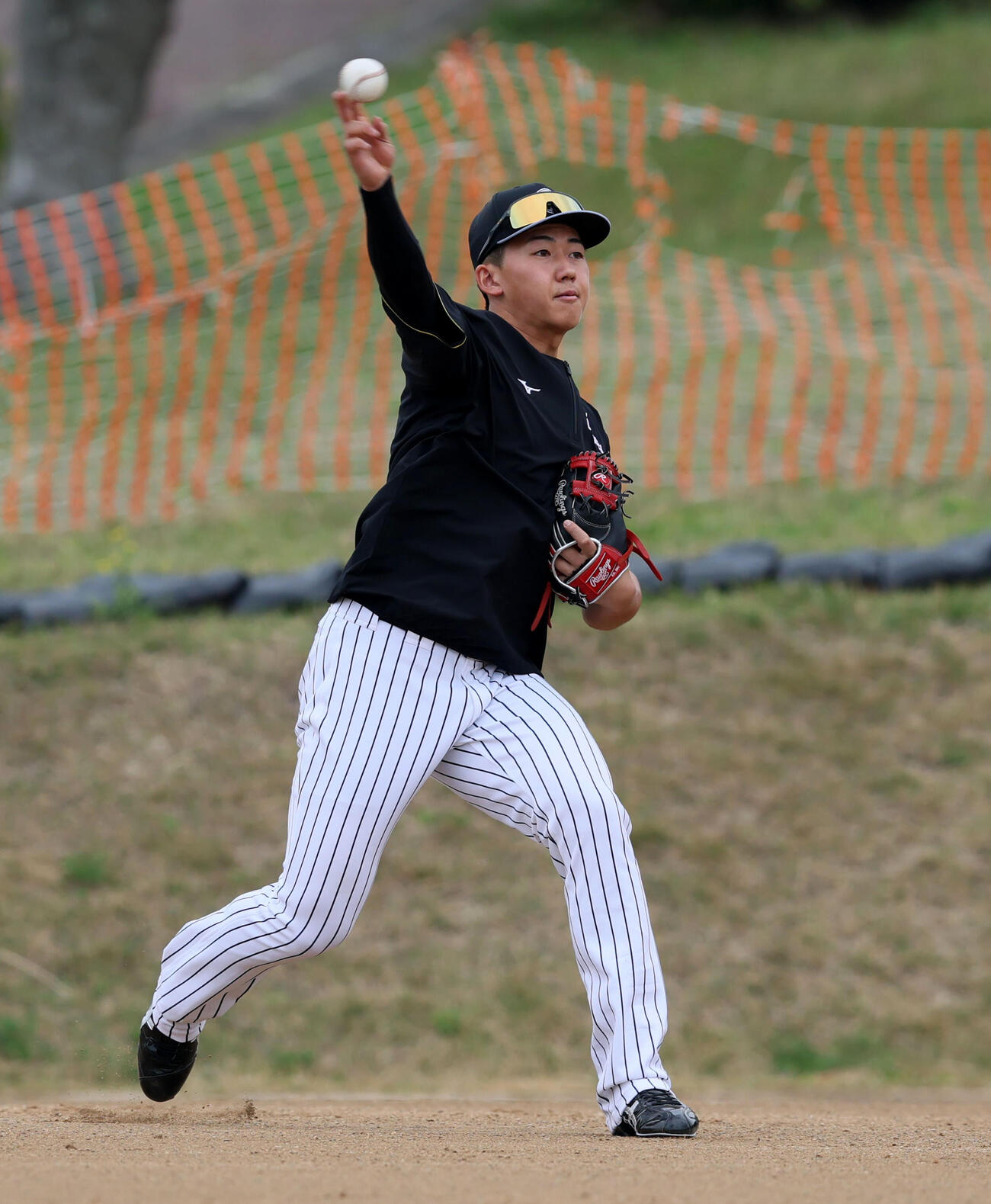 阪神立石はサブグラウンドで初ノックを受ける（撮影・加藤哉）