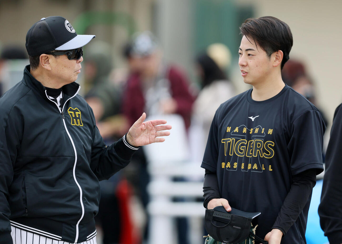 阪神下村（右）は平田2軍監督と話し込む（撮影・加藤哉）