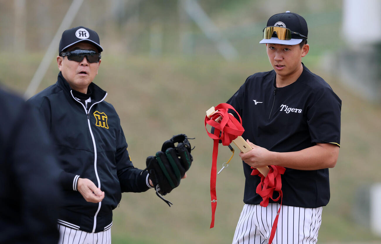 阪神立石（右）は平田2軍監督と話し込む（撮影・加藤哉）
