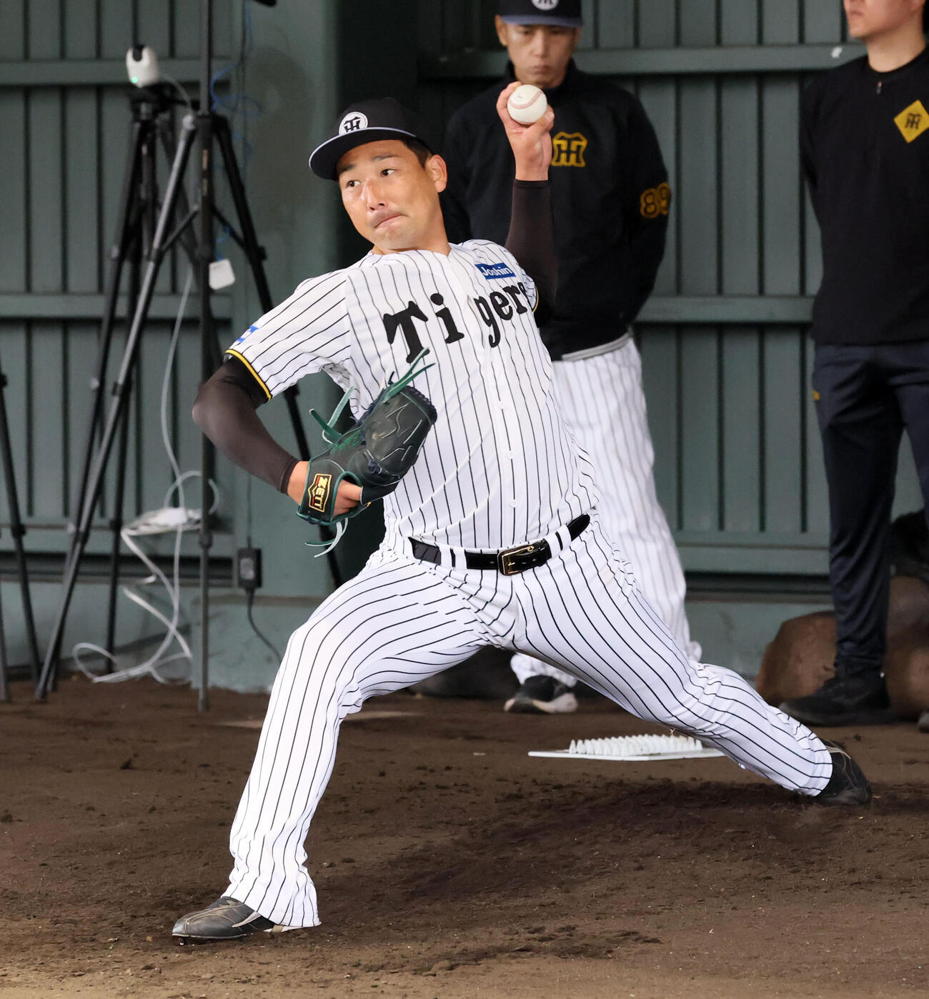 ブルペンで投球練習する阪神岩崎（撮影・加藤哉）