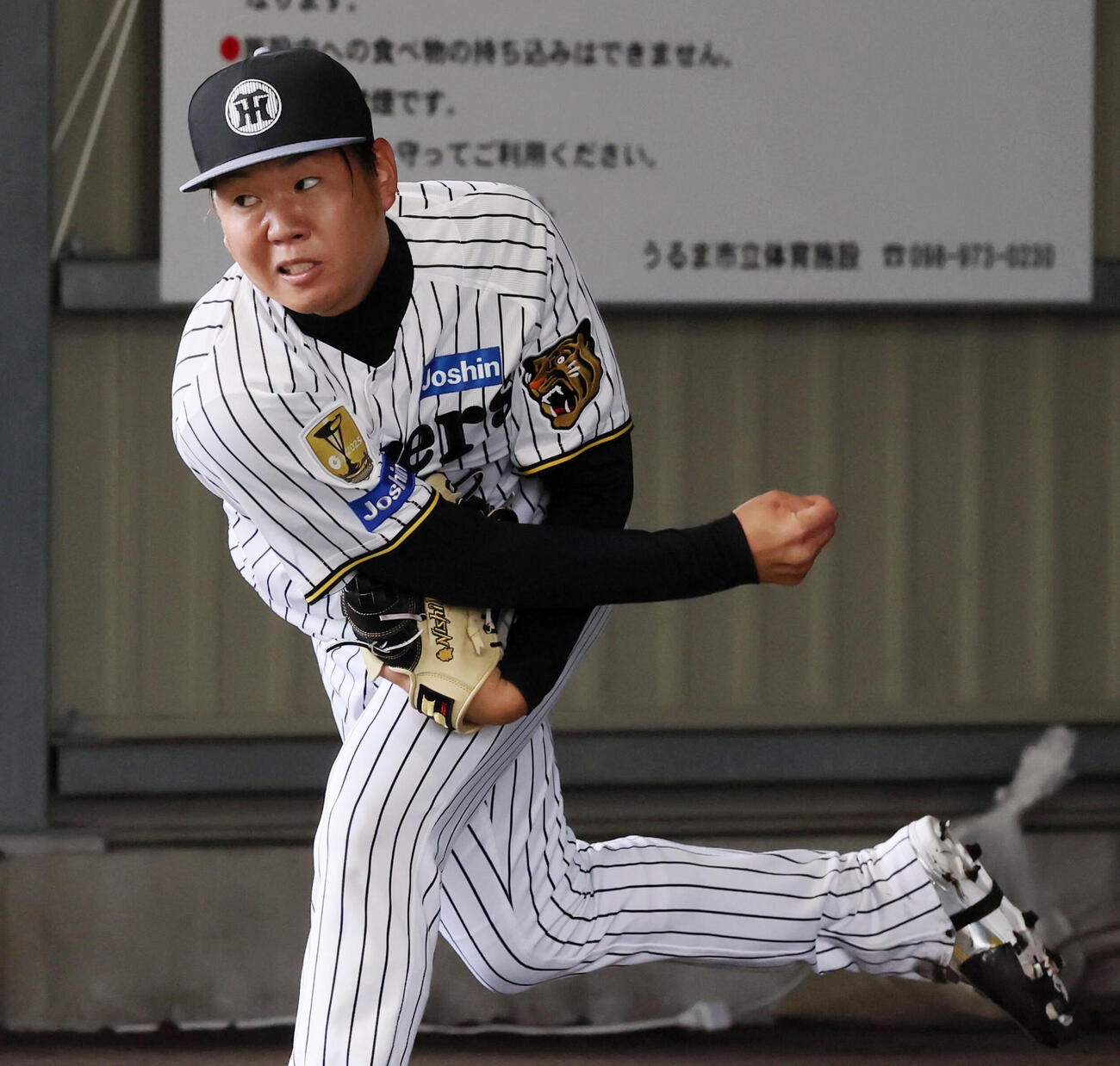 ブルペンで投球練習する阪神西勇（撮影・加藤哉）