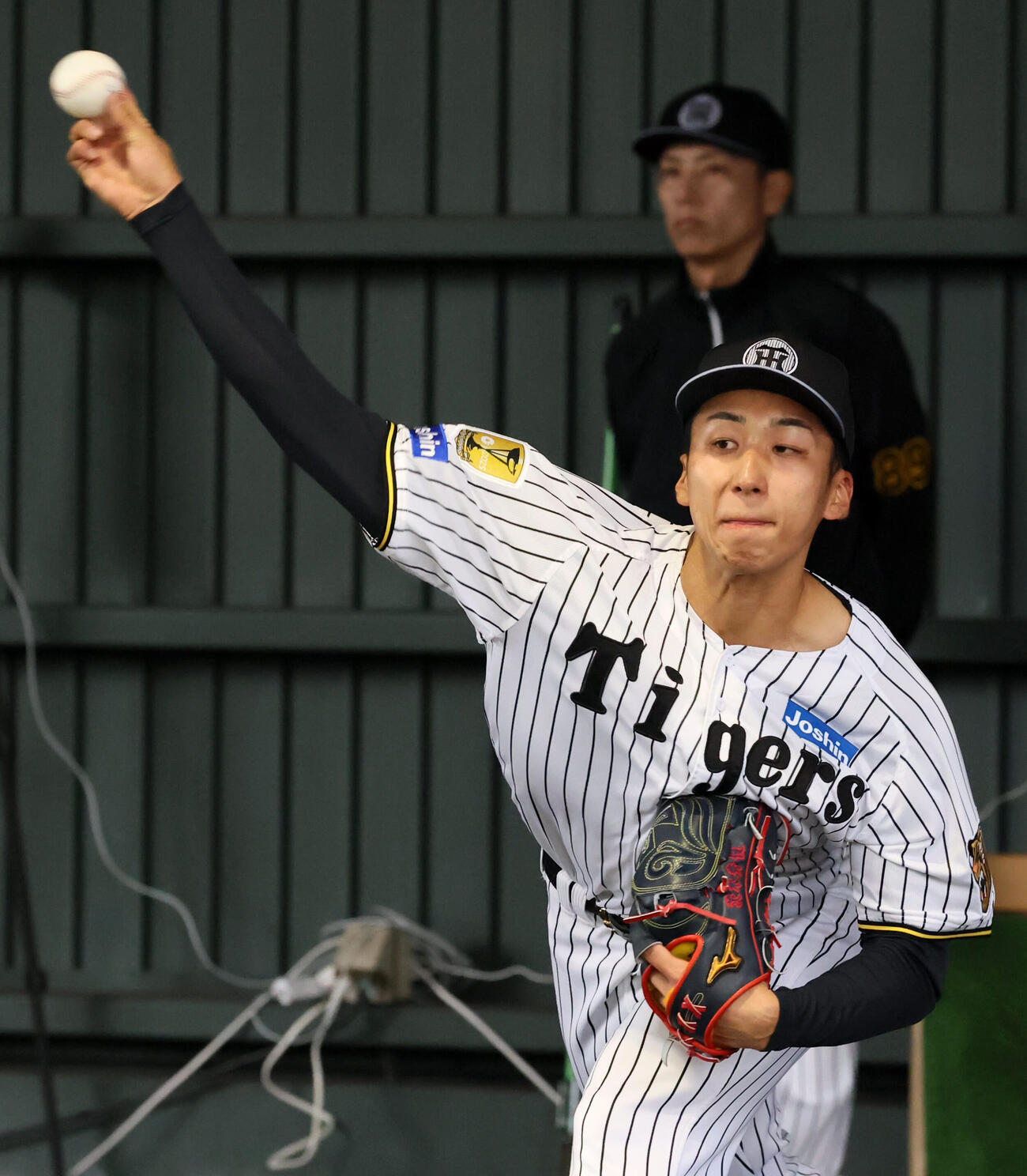 ブルペンで投球練習する阪神茨木（撮影・加藤哉）
