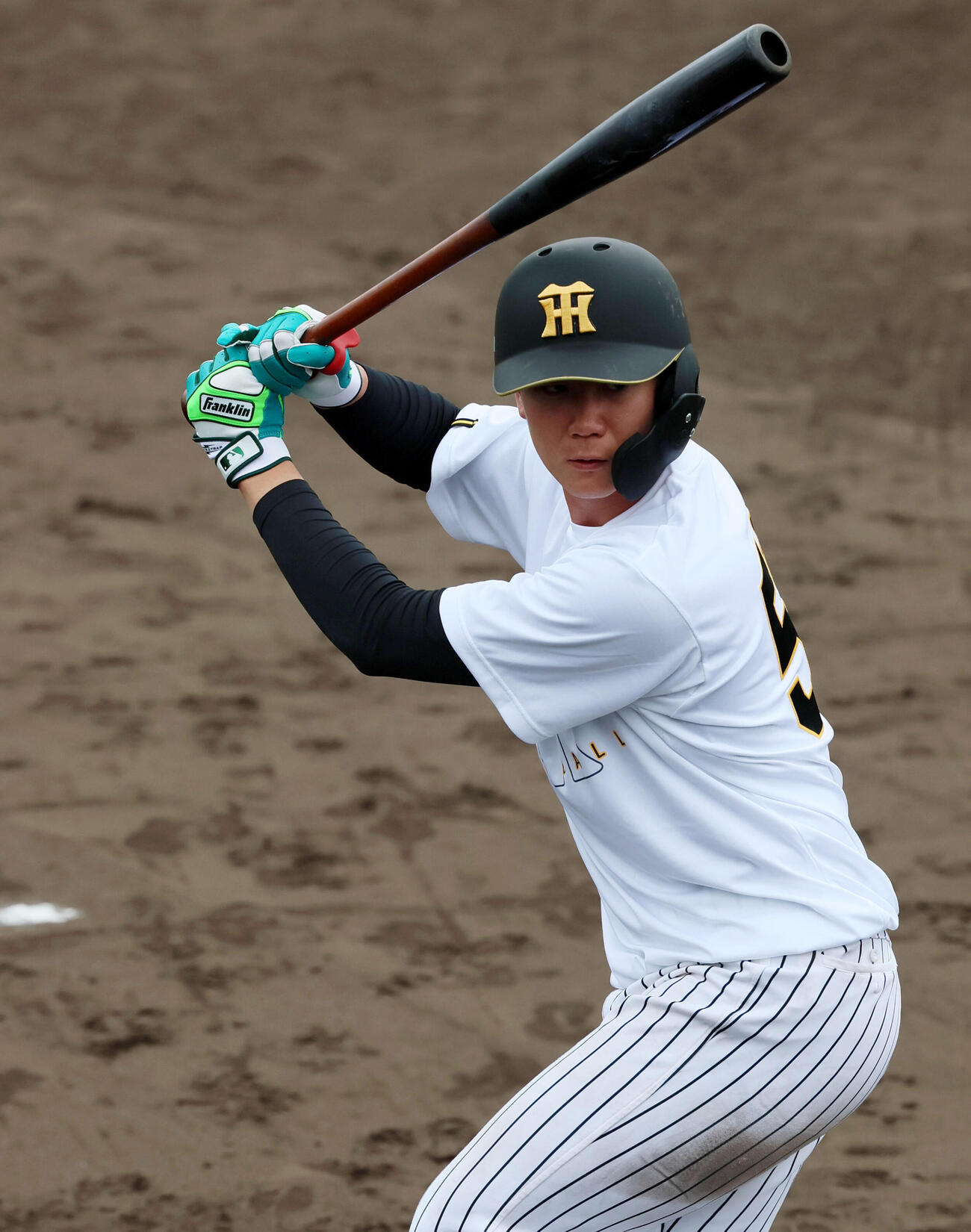 ベンチ前で素振りを繰り返す阪神山田（撮影・加藤哉）