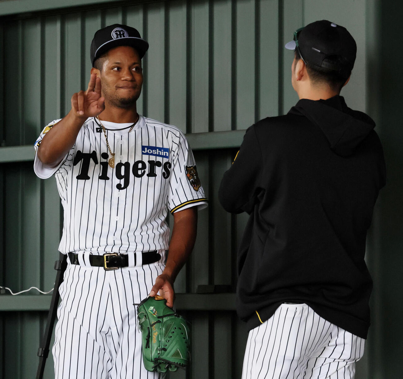 初ブルペンを終えた阪神モレッタ（左）は藤川監督と話す（撮影・加藤哉）