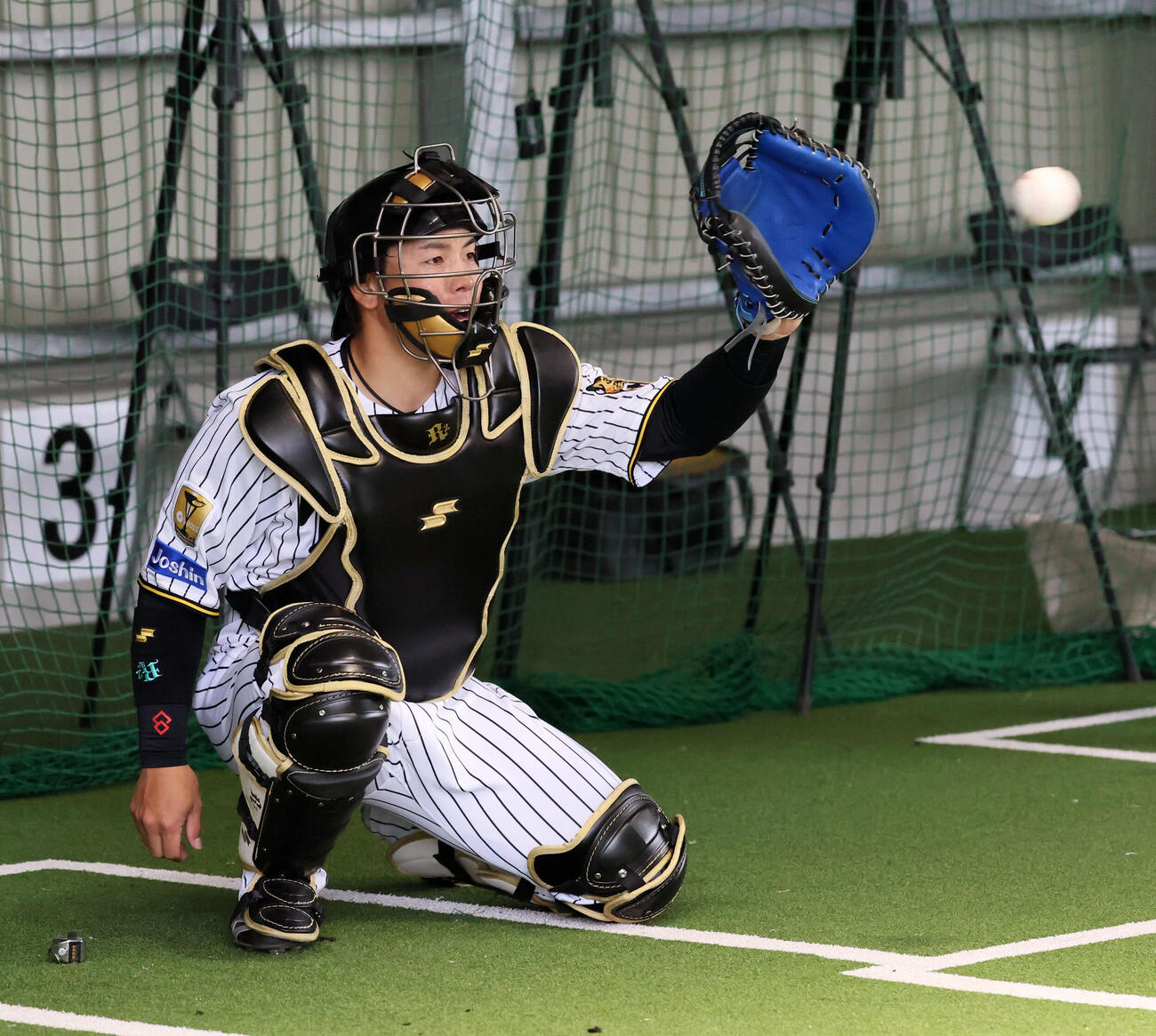 阪神梅野はモレッタのボールをブルペンで受ける（撮影・加藤哉）