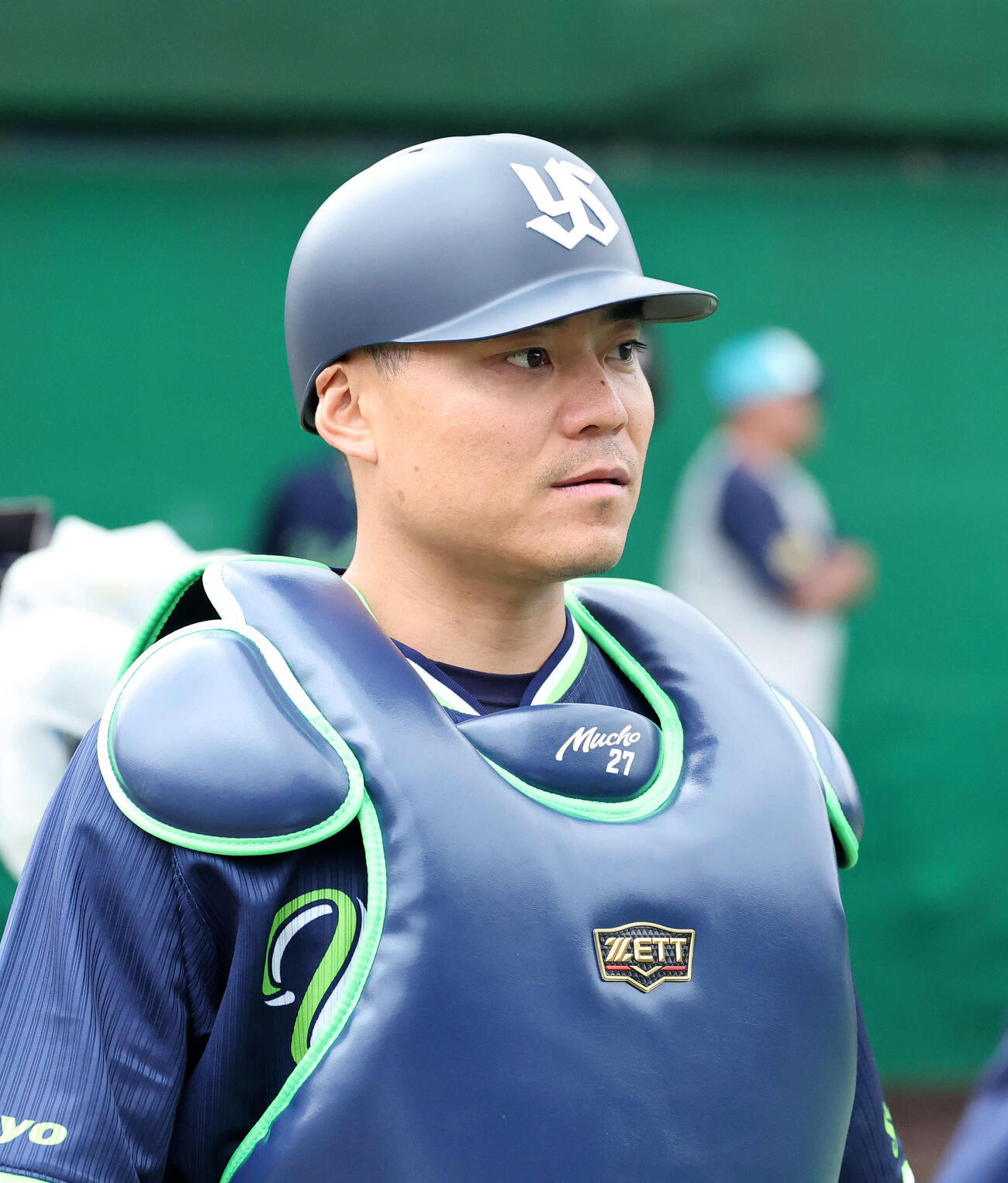 ブルペンに向かうヤクルト中村悠（撮影・鈴木正人）　