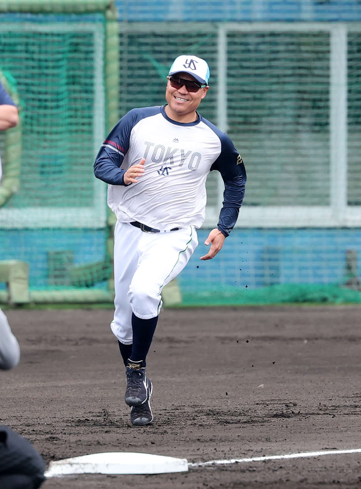 ベースランニングするヤクルト中村悠（撮影・鈴木正人）　