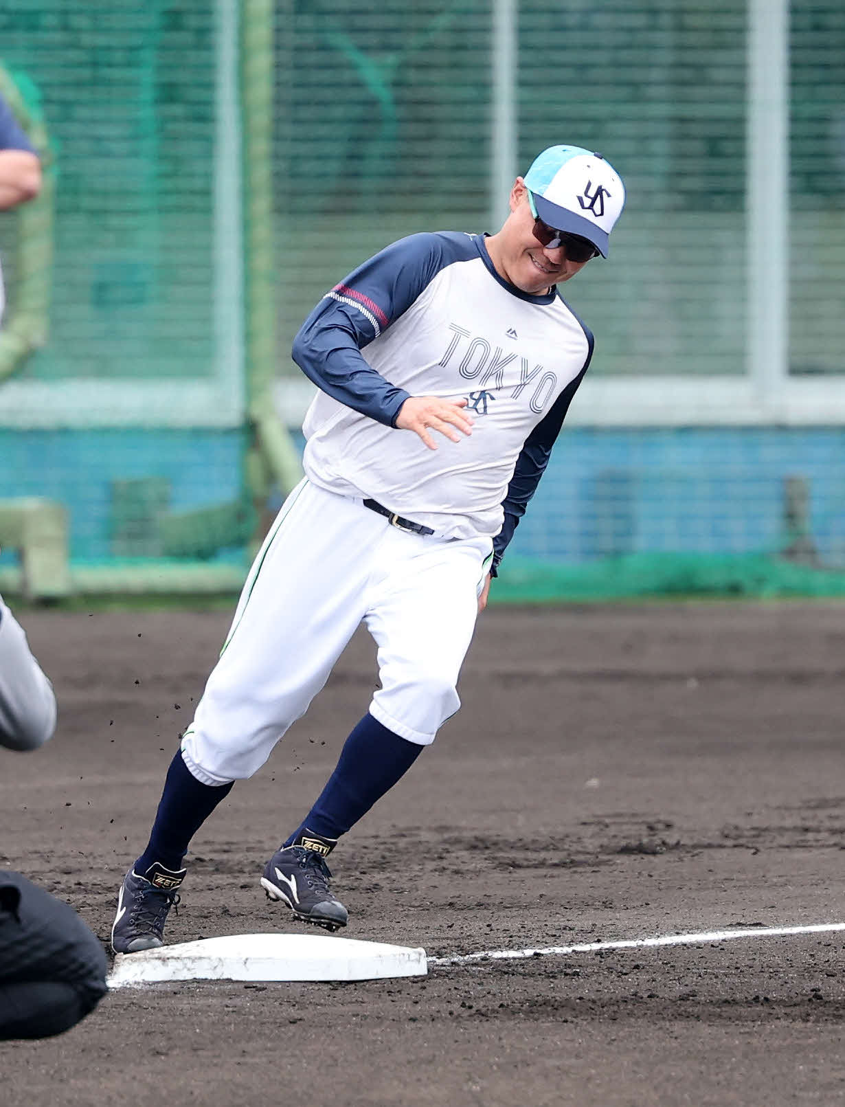 ベースランニングするヤクルト中村悠（撮影・鈴木正人）　