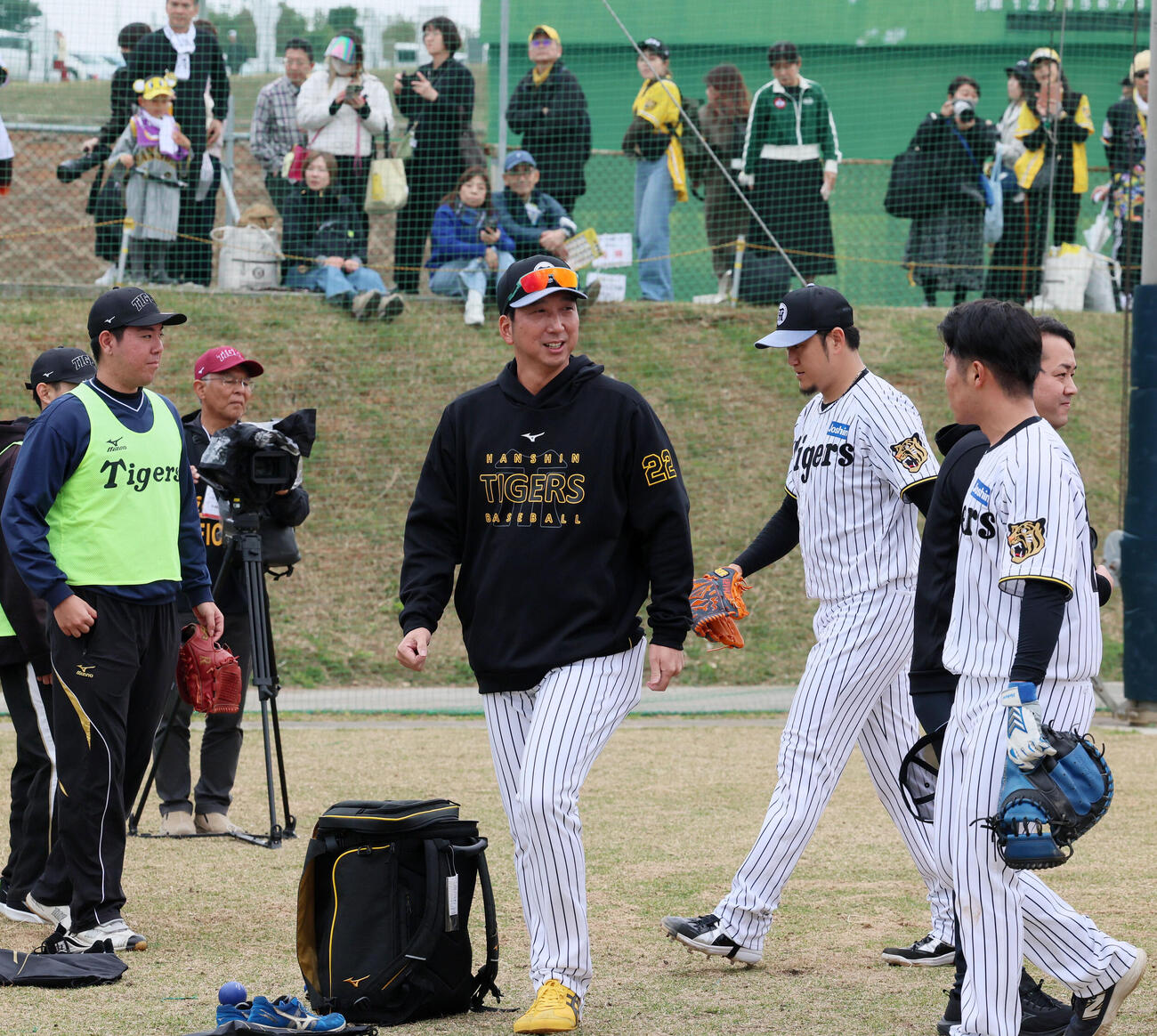 具志川組を視察に訪れた阪神藤川監督（撮影・加藤哉）