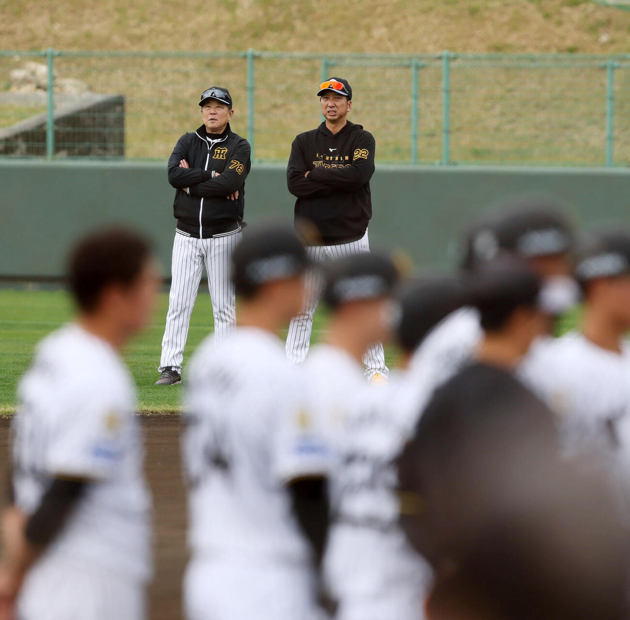 具志川組の視察に訪れた阪神藤川監督（右）は平田2軍監督と話し込む（撮影・加藤哉）