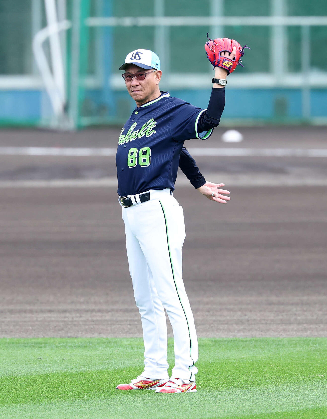 練習を見つめるヤクルト池山監督（撮影・鈴木正人）　