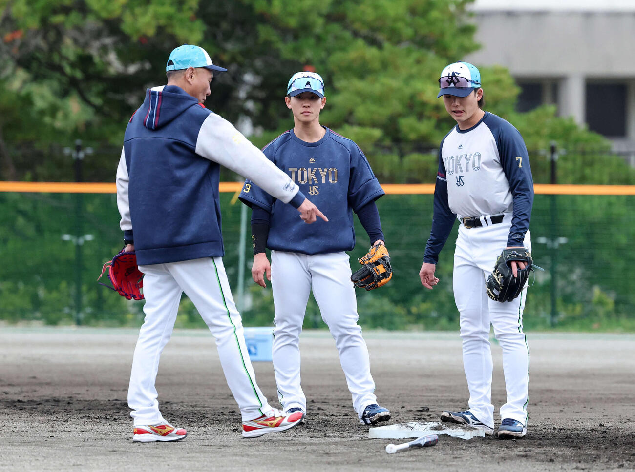 ヤクルト内山（中央）と長岡（右）に統一ベースの踏む位置を確認する池山監督（撮影・鈴木正人）　