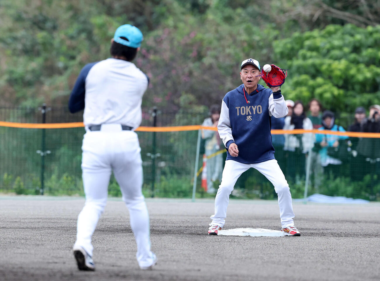 ヤクルト長岡（左）のノック送球を受ける池山監督（撮影・鈴木正人）　