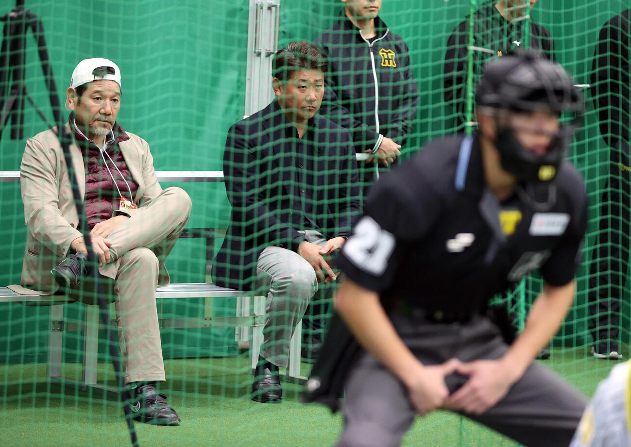 宜野座のブルペンを視察する下柳氏（左）と松坂氏（撮影・上山淳一）