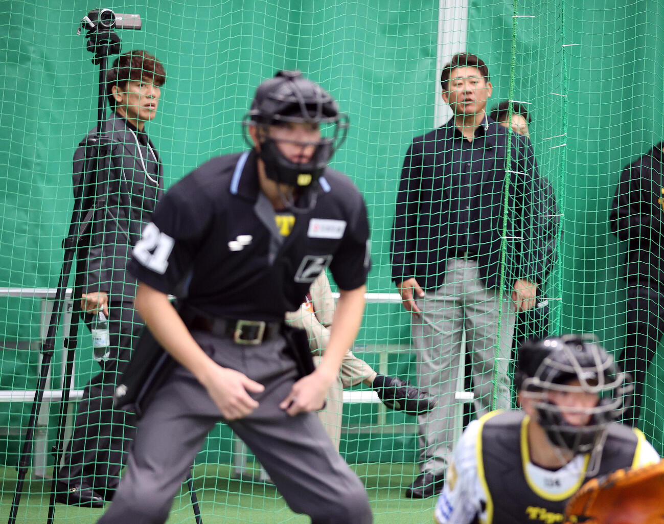 宜野座のブルペンを視察する松井氏（左）と松坂氏（撮影・上山淳一）