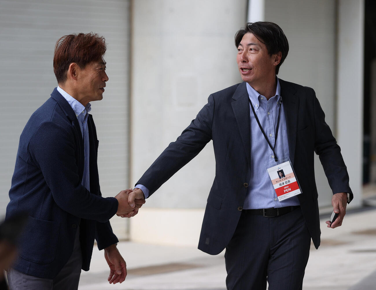 宜野座を視察する桧山氏（左）と高津氏（撮影・上山淳一）