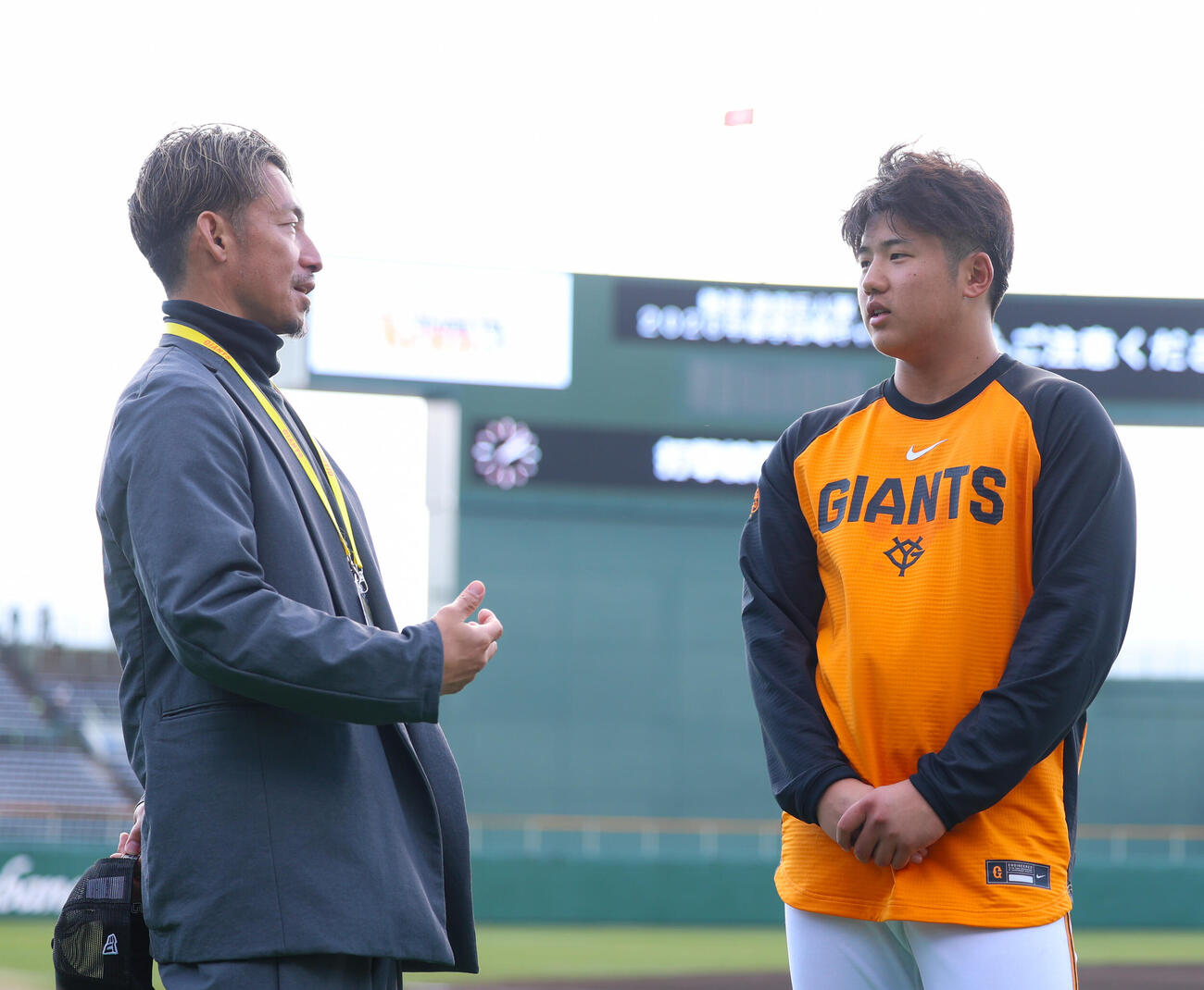 話をする巨人石塚（右）と鳥谷敬氏（撮影・増田悦実）