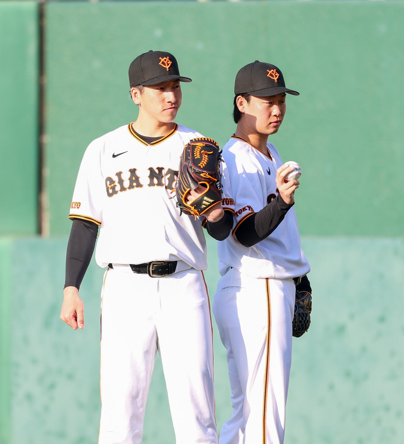 公式フォトデーでポーズをする巨人大勢（左）と山崎（撮影・増田悦実）