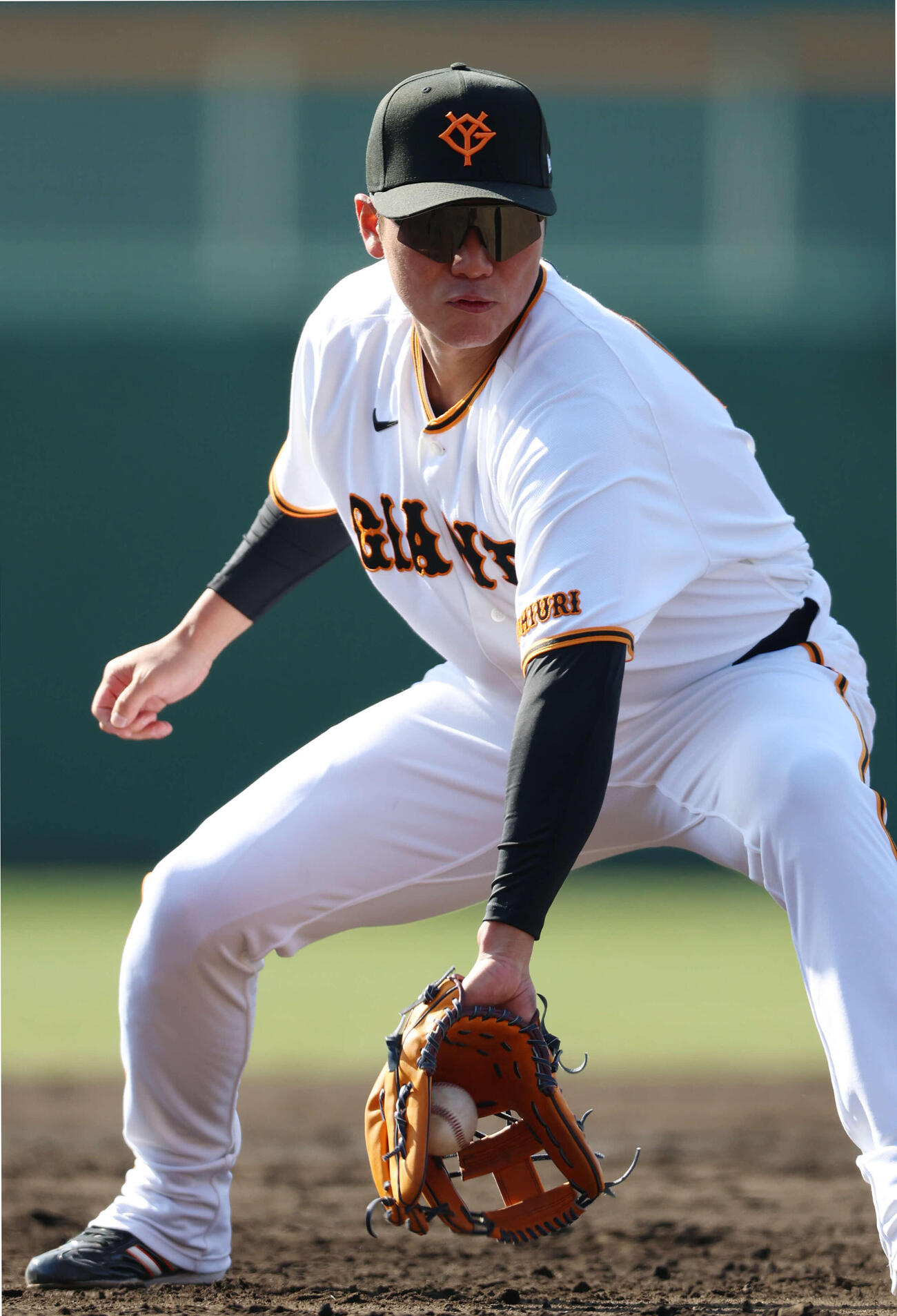 ノックを受ける巨人坂本勇（撮影・増田悦実）