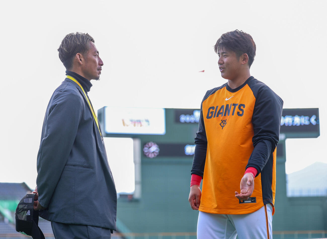 話をする巨人石塚（右）と鳥谷敬氏（撮影・増田悦実）
