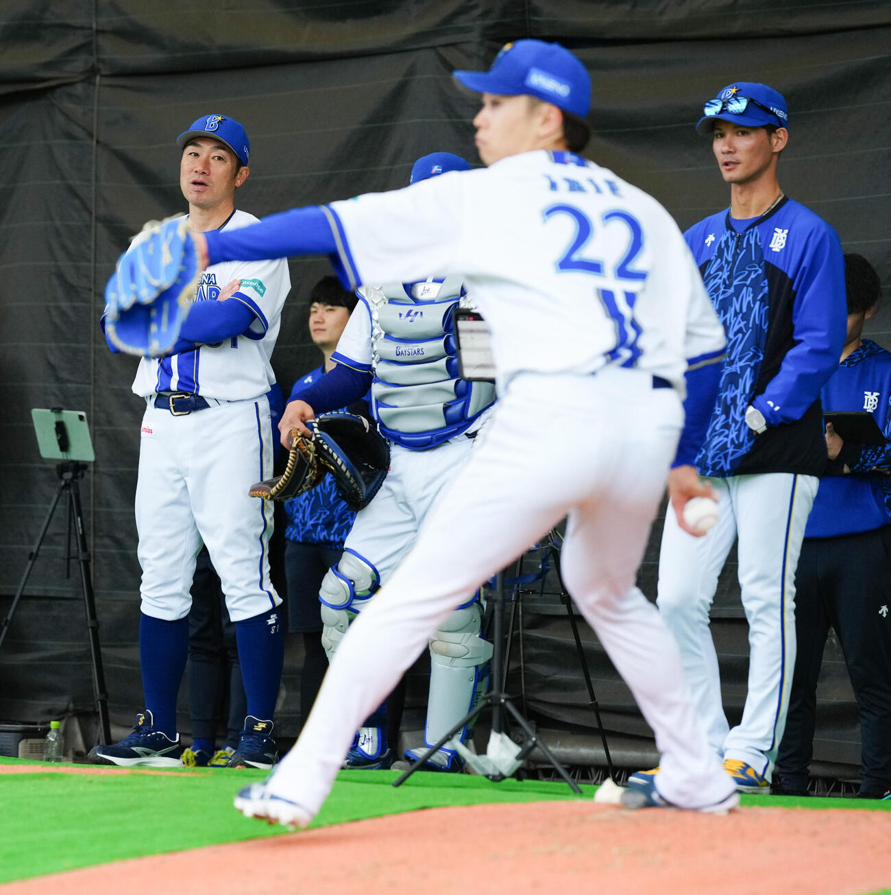 ブルペンで投球する入江（手前）を見るDeNA相川監督（左）（撮影・鈴木みどり）