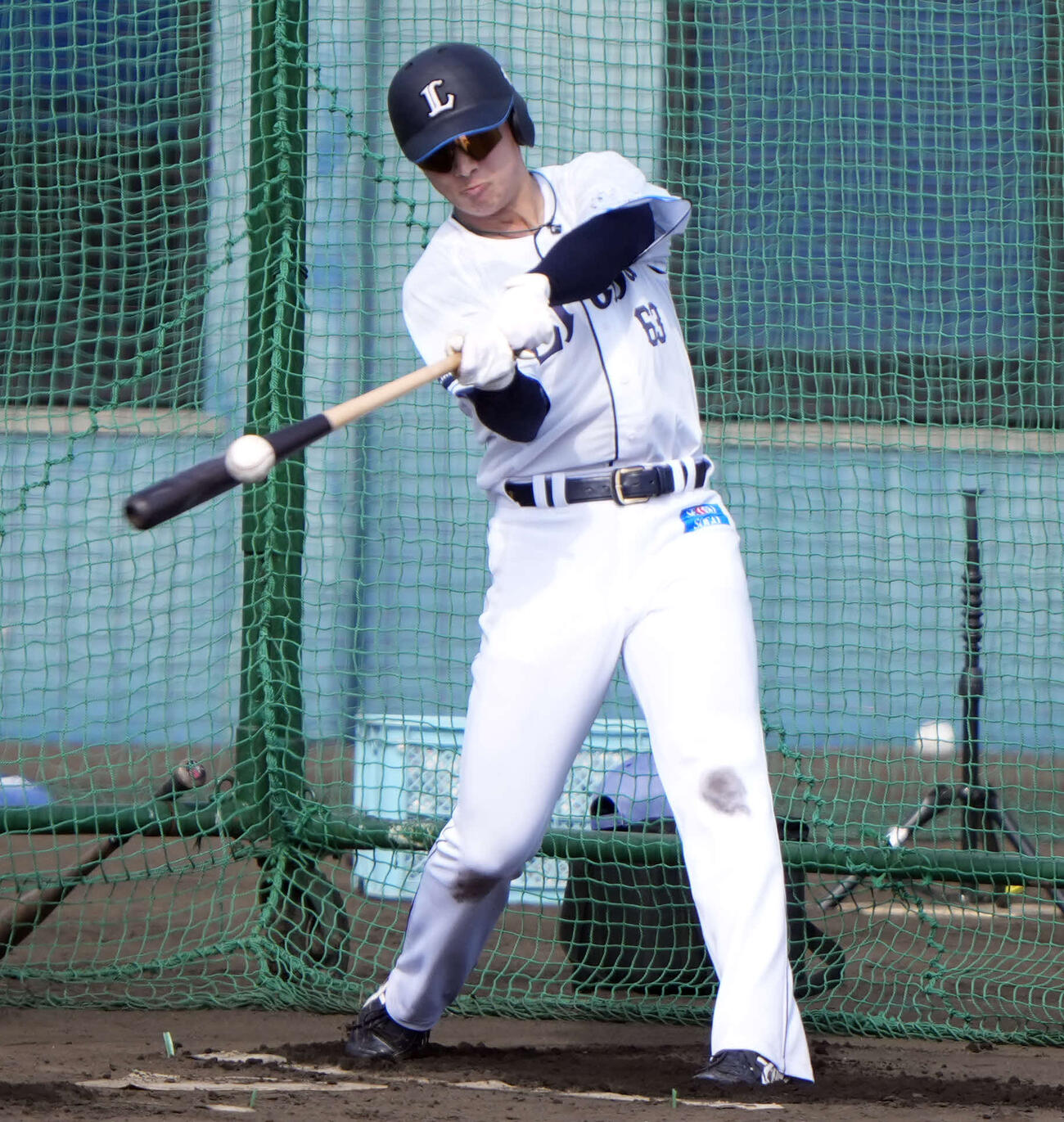 打撃練習を行う西武長谷川（撮影・小島史椰）