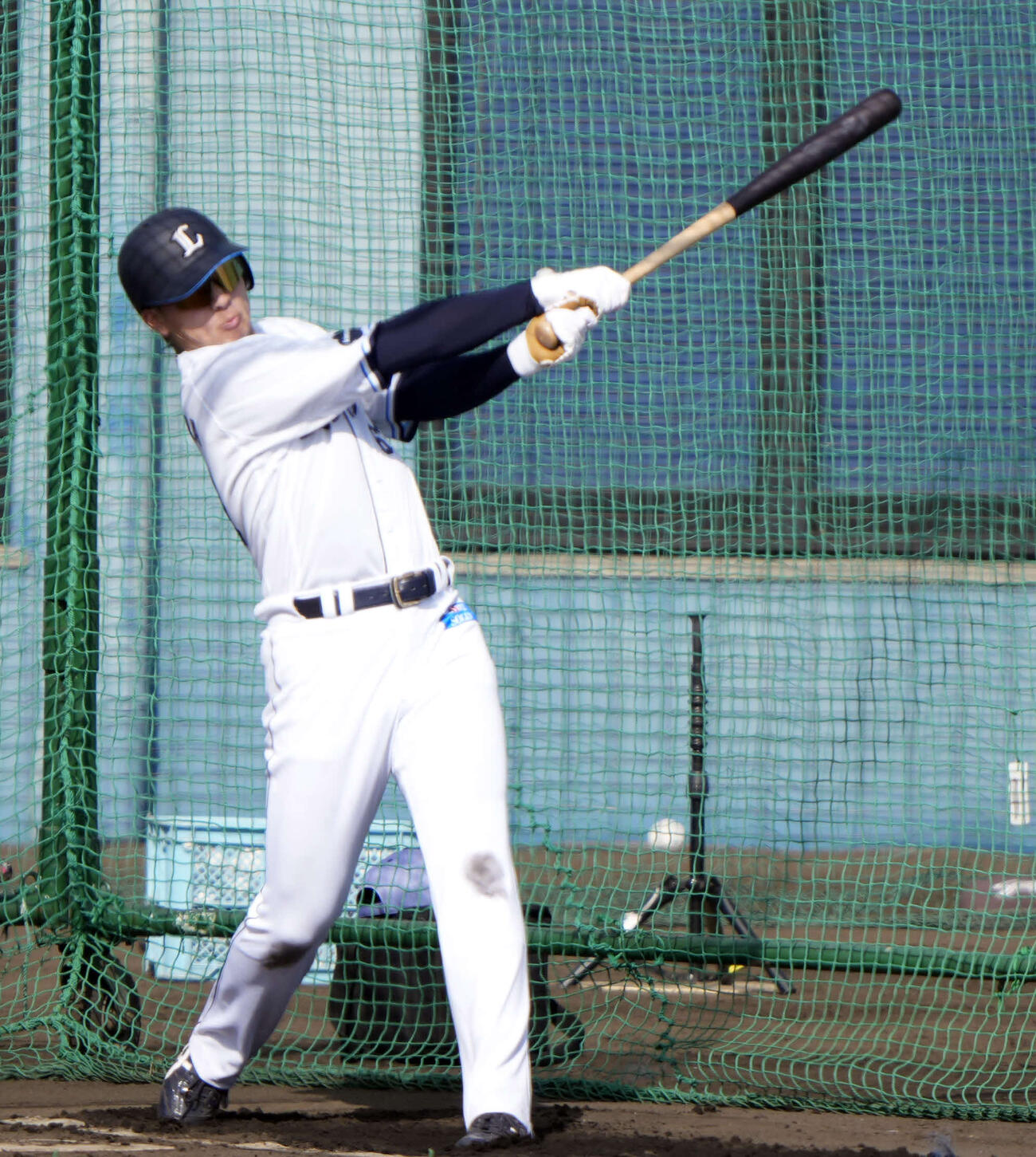 打撃練習を行う西武長谷川（撮影・小島史椰）