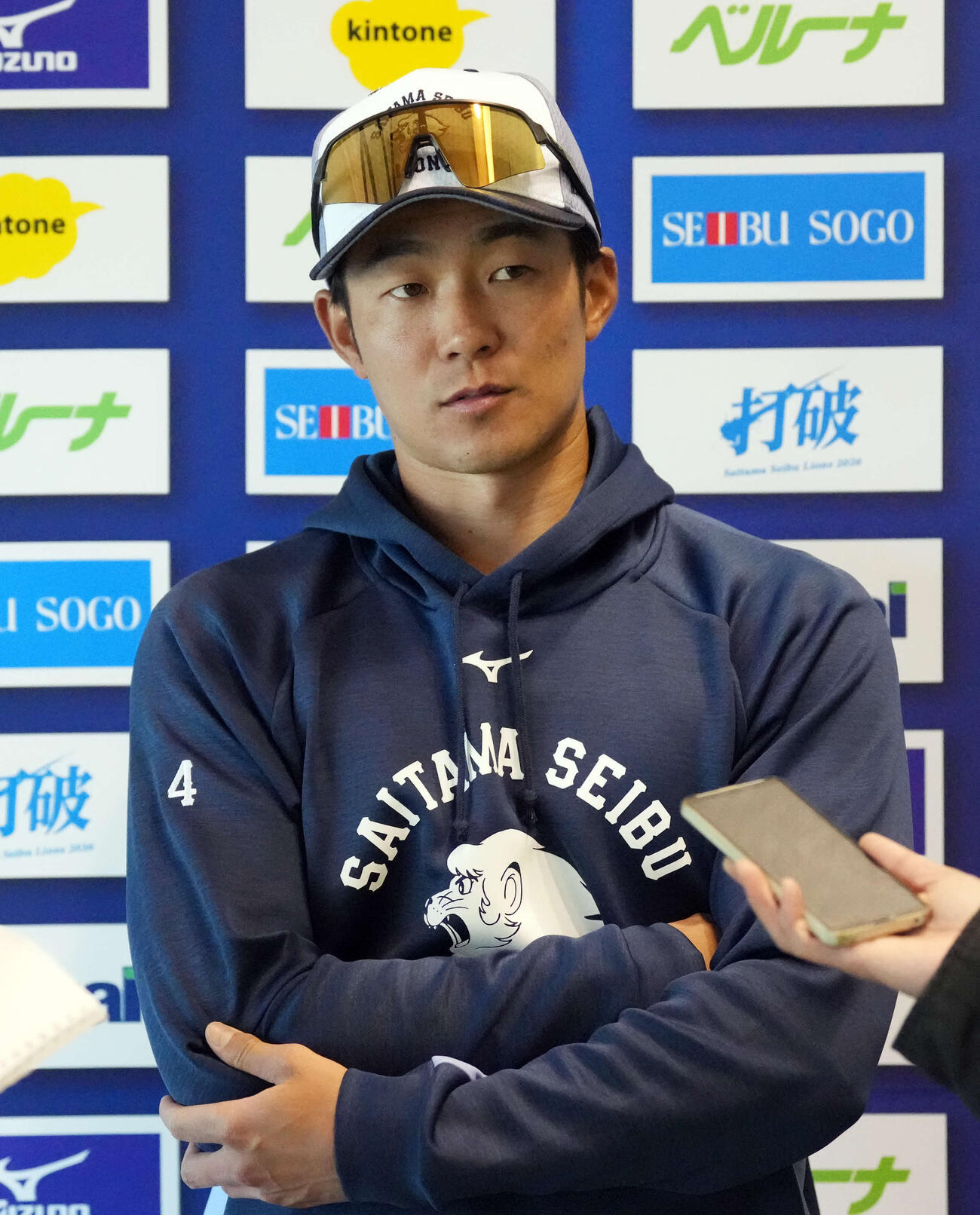 練習後囲み取材に応じる西武石井（撮影・小島史椰）