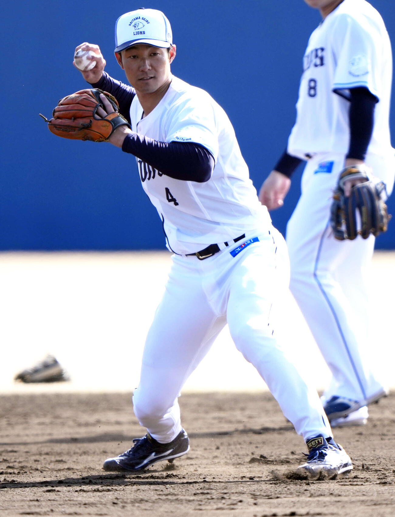 内野守備練習を行う西武石井（撮影・小島史椰）