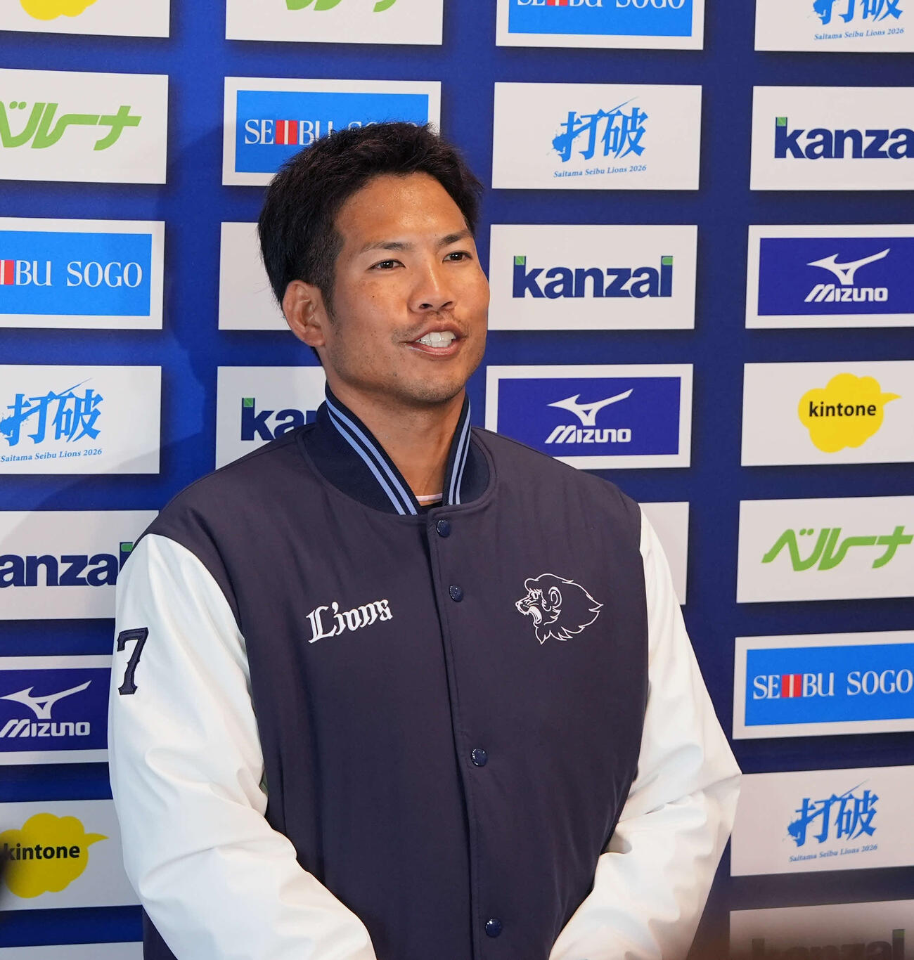 練習後囲み取材に応じる西武桑原（撮影・小島史椰）