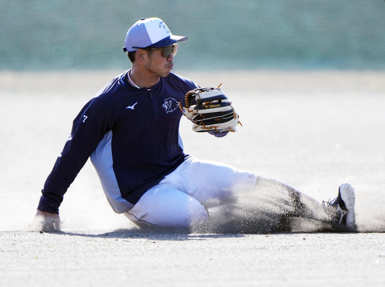 個別練習で外野ノックを受ける西武桑原（撮影・小島史椰）