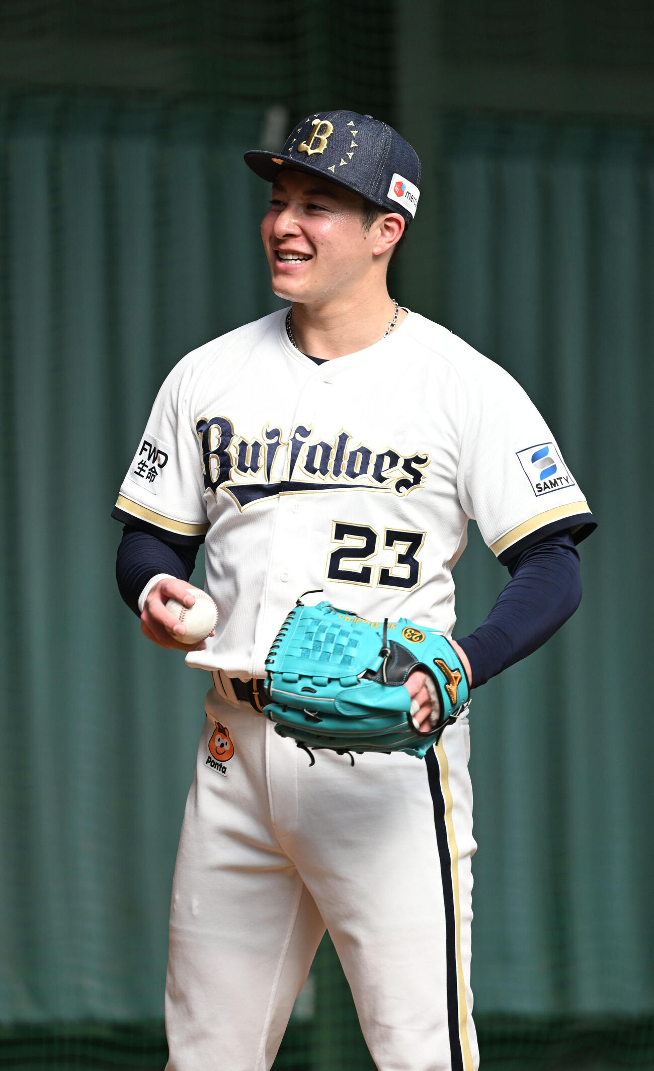 ブルペンで笑顔を見せるオリックス吉田（撮影・和賀正仁）