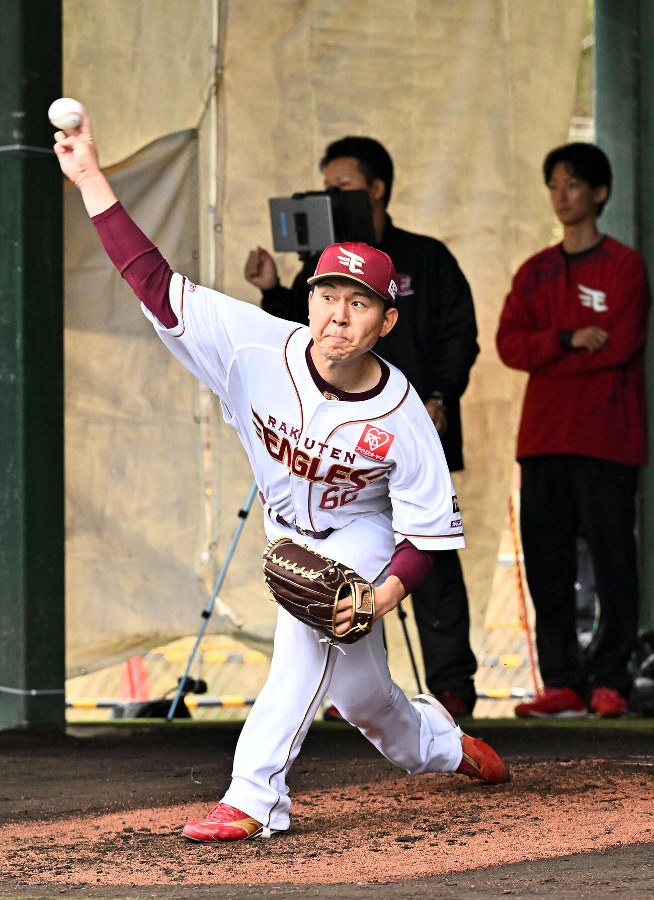 ブルペンで投球練習する楽天西口（撮影・滝沢徹郎）