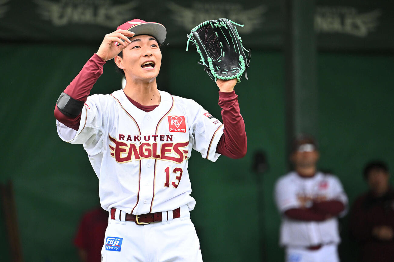 ブルペンの投球練習を終えた楽天藤原（撮影・滝沢徹郎）