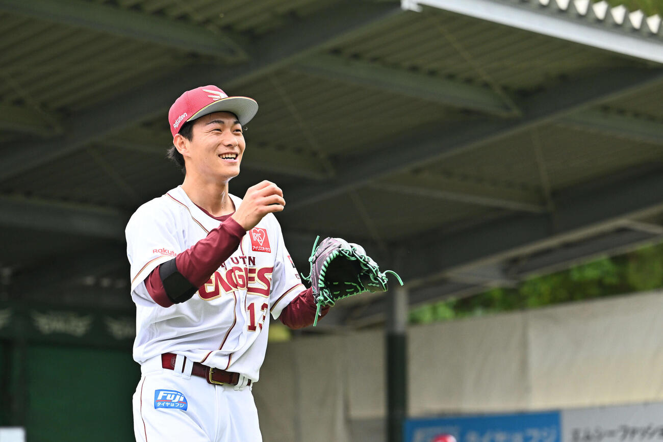 ブルペンの投球練習を終えた楽天藤原（撮影・滝沢徹郎）