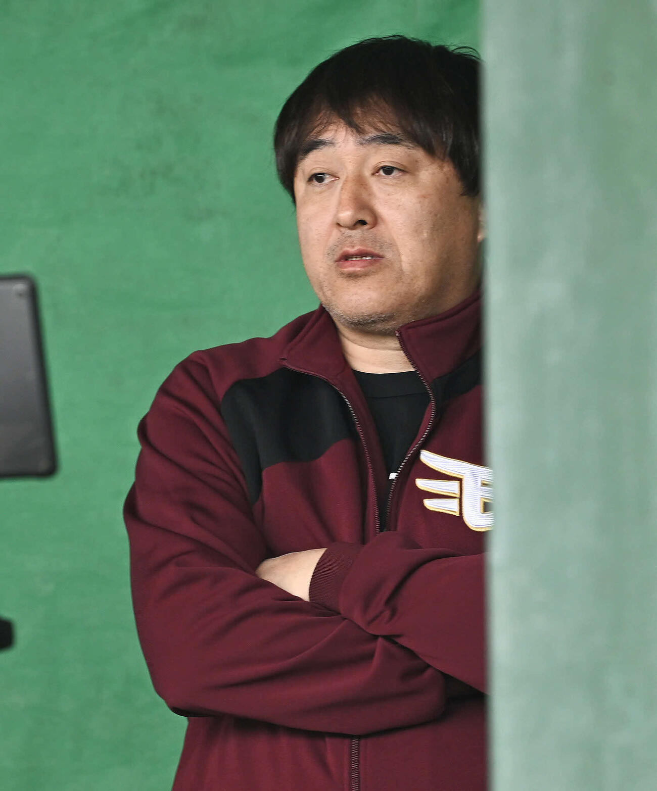 ブルペンを見守る楽天石井GM（撮影・滝沢徹郎）