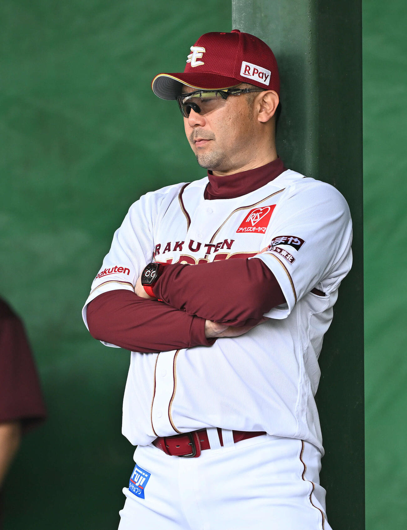 ブルペンを見守る楽天三木監督（撮影・滝沢徹郎）