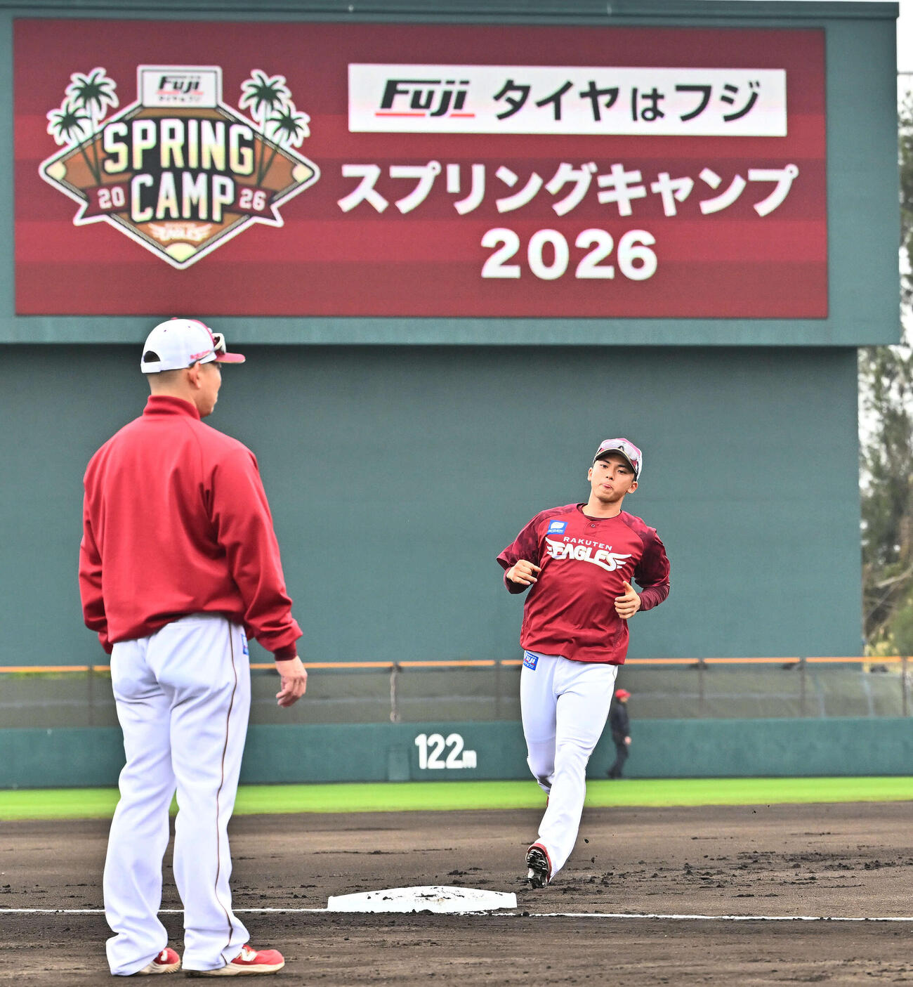 ベースランニングする楽天宗山（右）（撮影・滝沢徹郎）