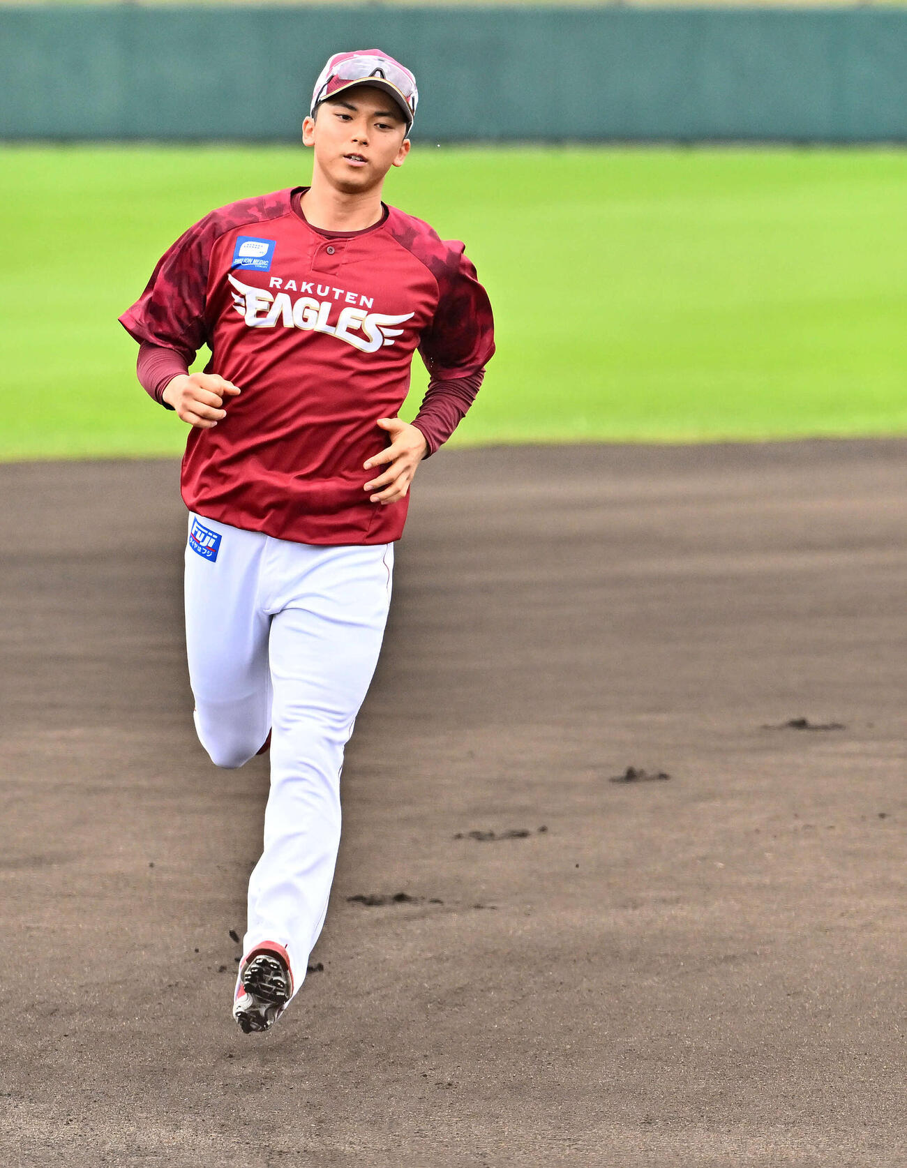 ベースランニングする楽天宗山塁（右）（撮影・滝沢徹郎）