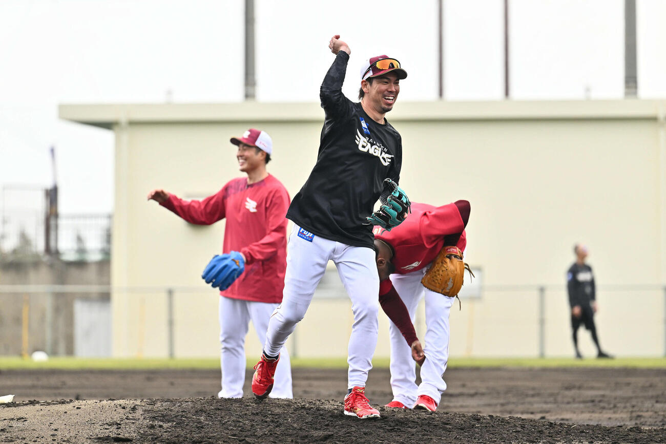 投内連係する楽天前田健（手前）（撮影・滝沢徹郎）