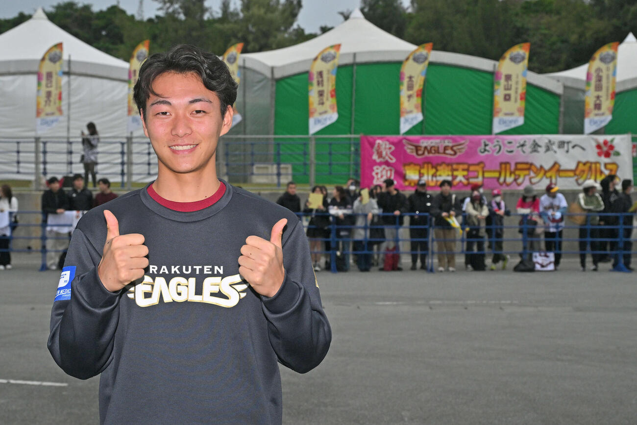 取材を終えて記念撮影する楽天藤原（撮影・滝沢徹郎）