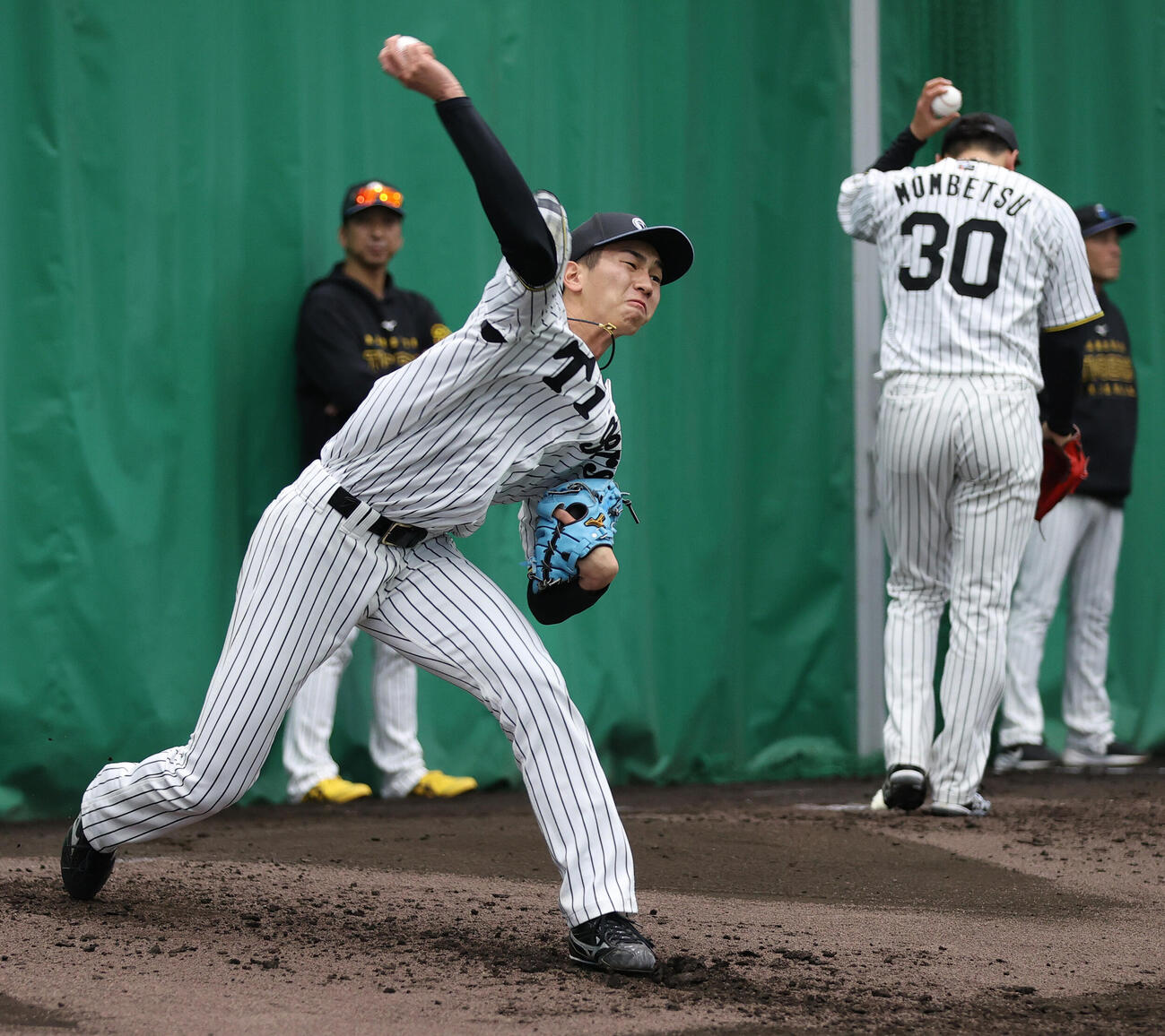 ブルペンで投球する阪神今朝丸裕喜（2026年2月撮影）